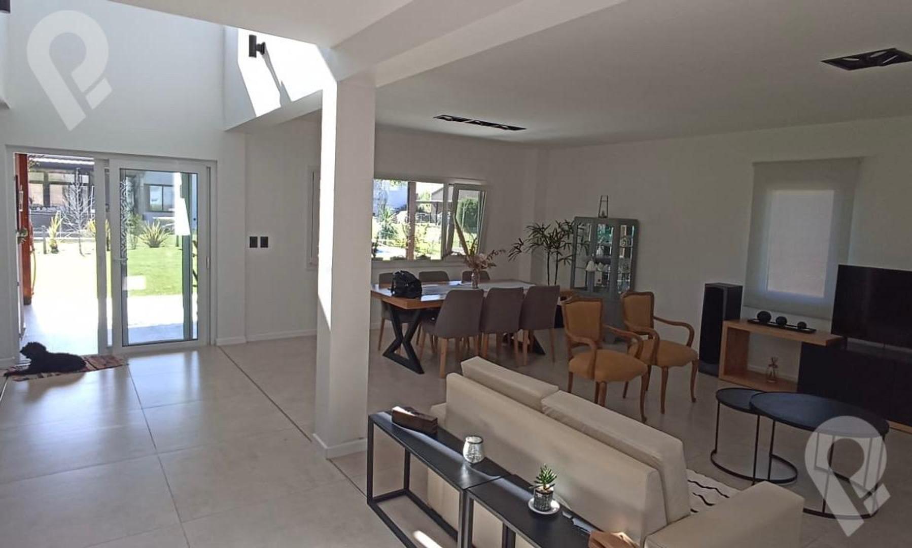 Casa 6 ambientes con 4 baños