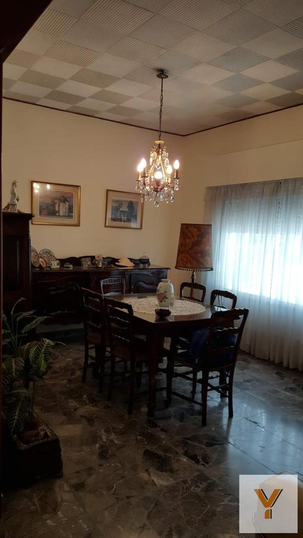 Casa en venta - 2 Dormitorios 2 Baños - 200Mts2 - Liniers