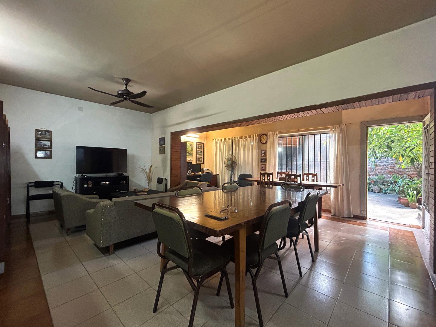 Venta Casa de 3 Dormitorios con patio y cochera + Departamento en PA | Azcuénaga