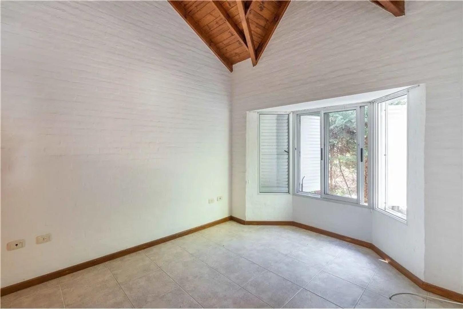 Casa en Venta con 3 cocheras