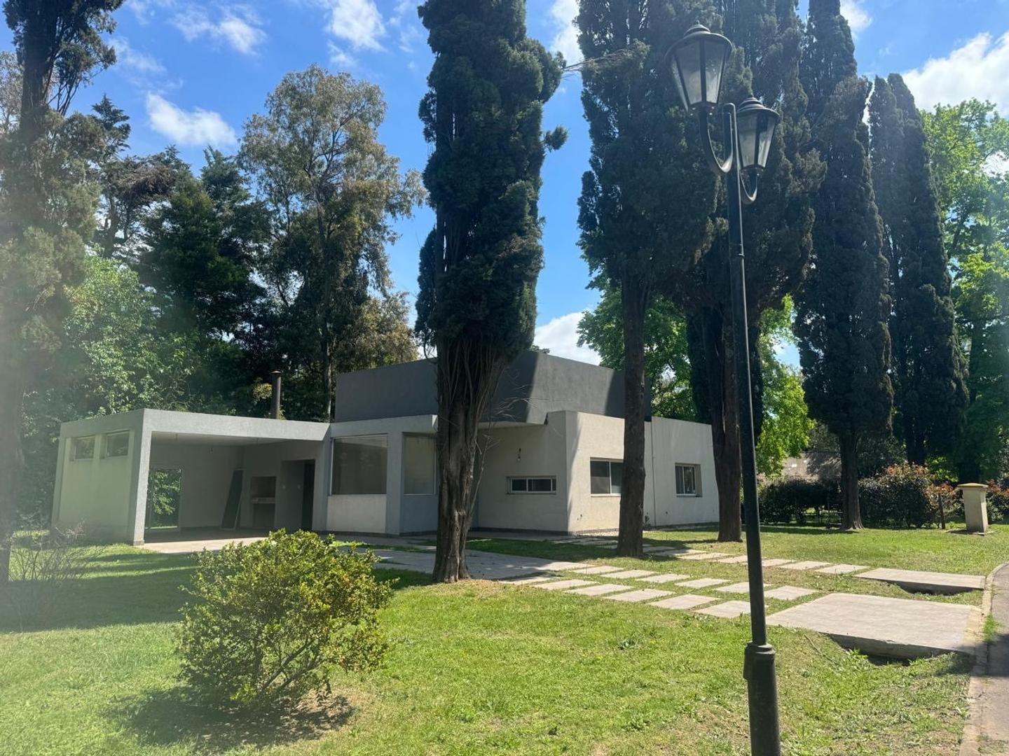 Lote de 800m2, barrio con forestación. Inversión ideal.