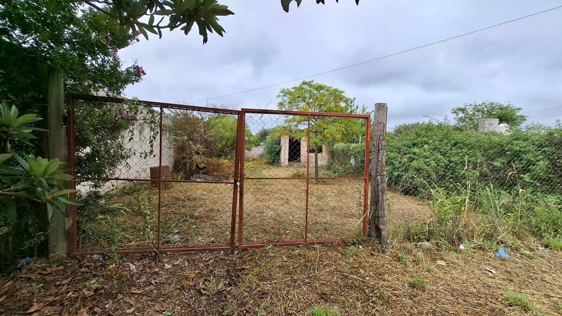 Vende lote 300m2 con construccion en Toledo Cba.