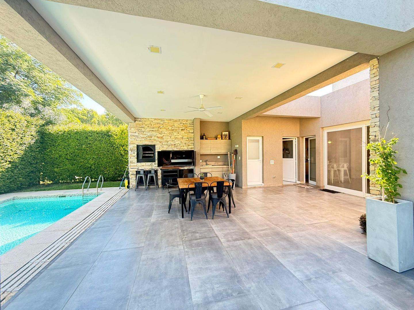 Casa en Venta con 2 cocheras