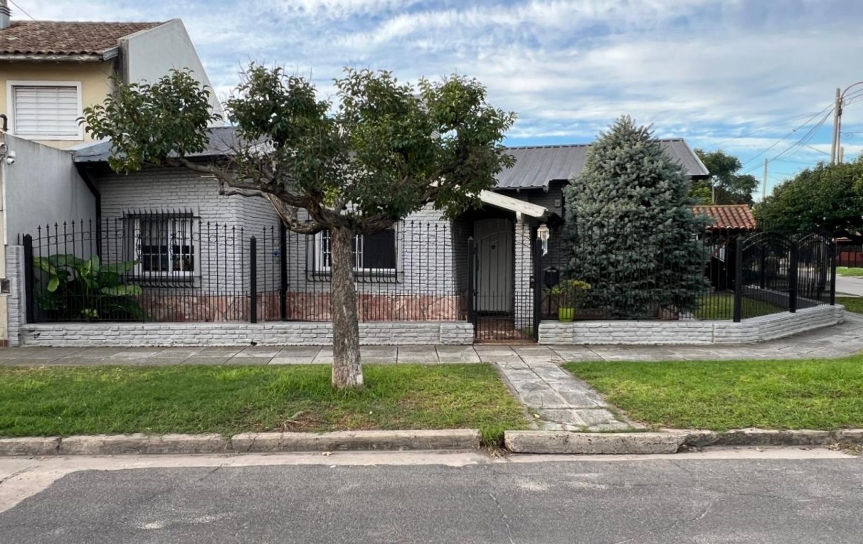 CASA DE 5 AMBIENTES CON COCHERA Y PATIO