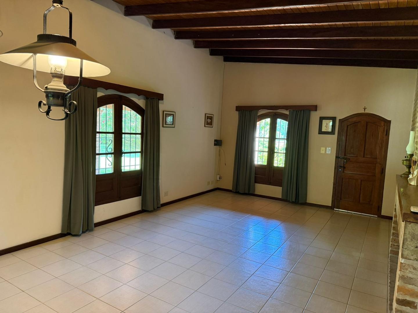 CASA DE 3  AMBIENTES. UN DORMITORIO, GRAN PARQUE CON PILETA.