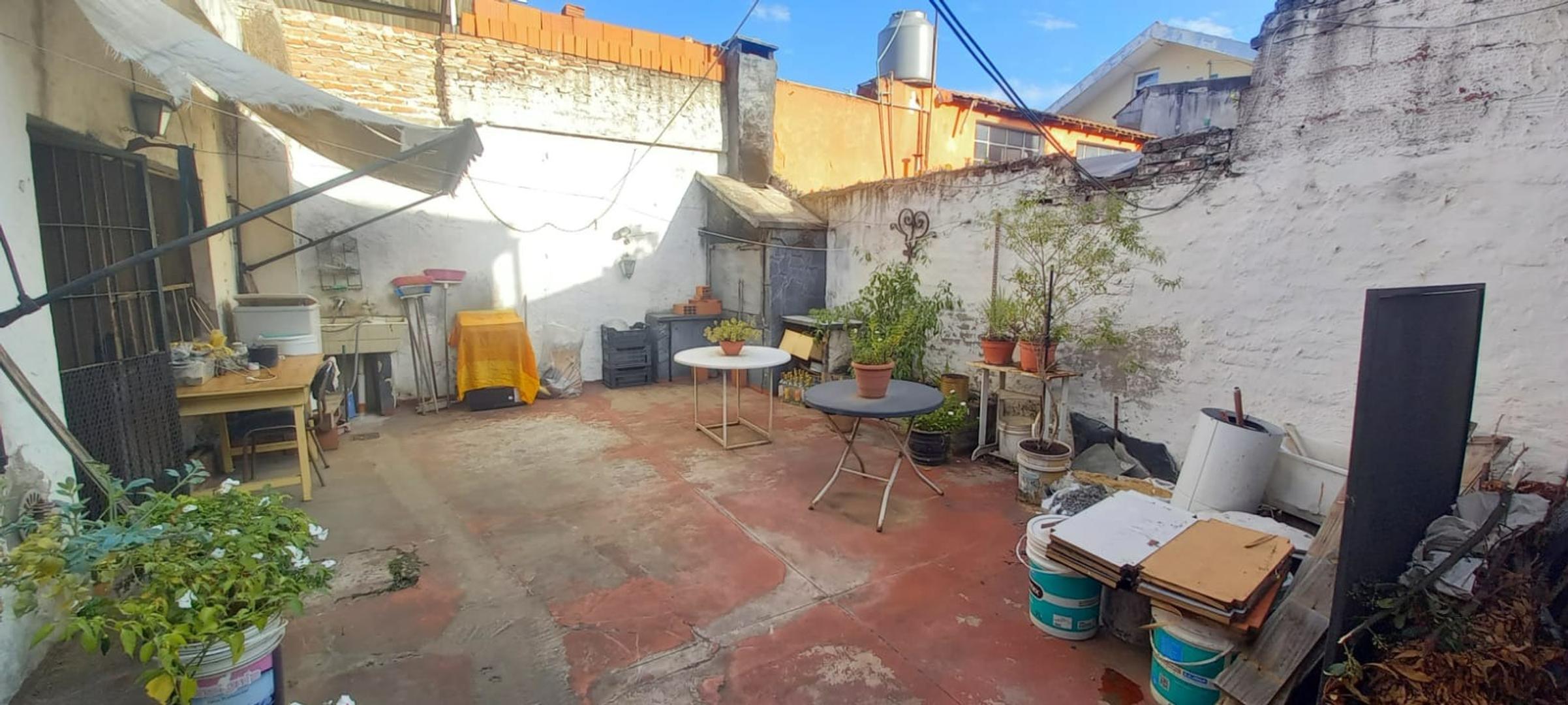 Casa 4 ambientes con cocheras y local - Villa Ballester