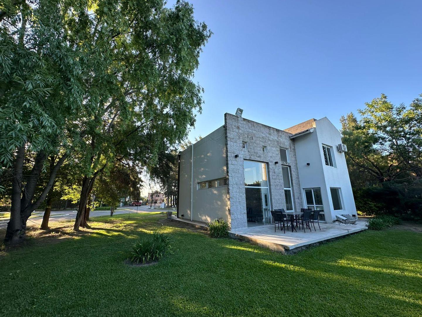 Casa 5 ambientes con 3 baños