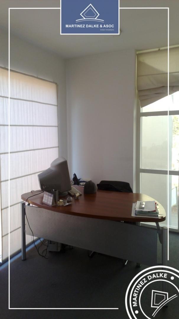 Edificio de tres LOCALES / OFICINAS en Villa Allende