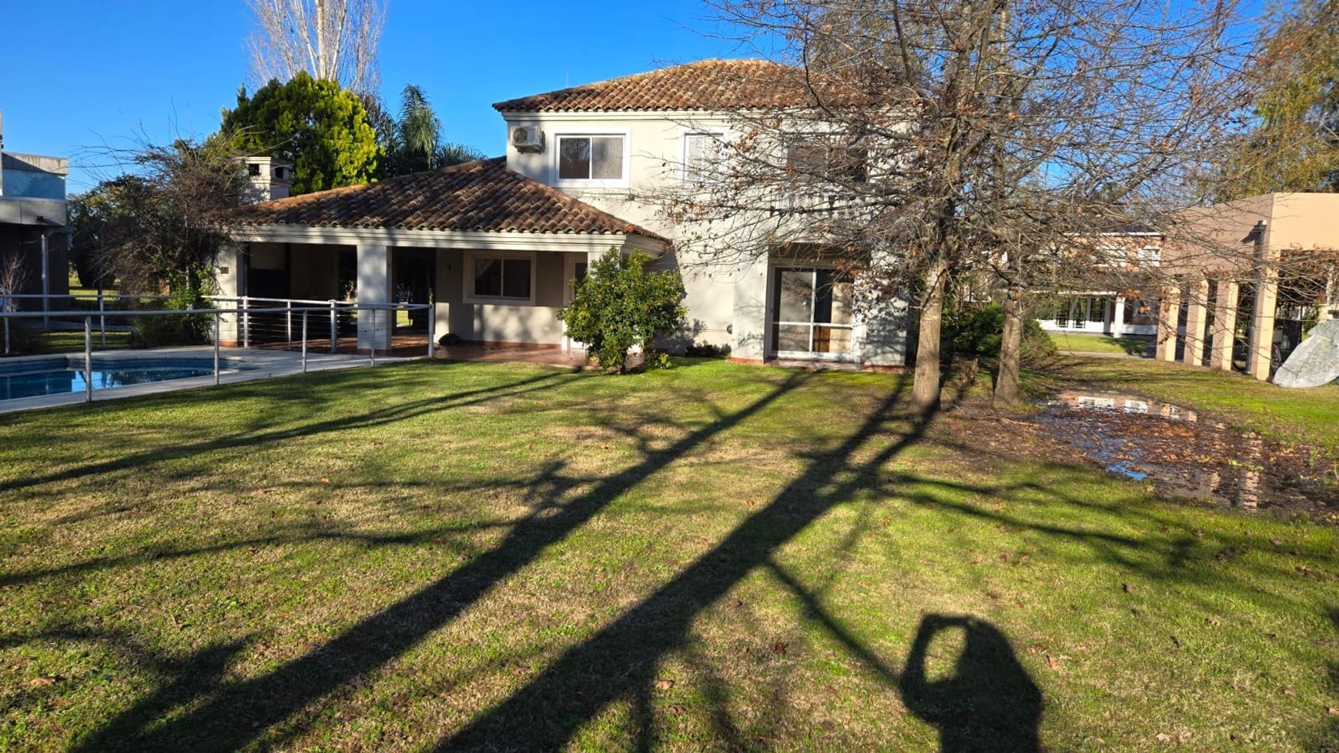 Excelente Chalet sobre GolF