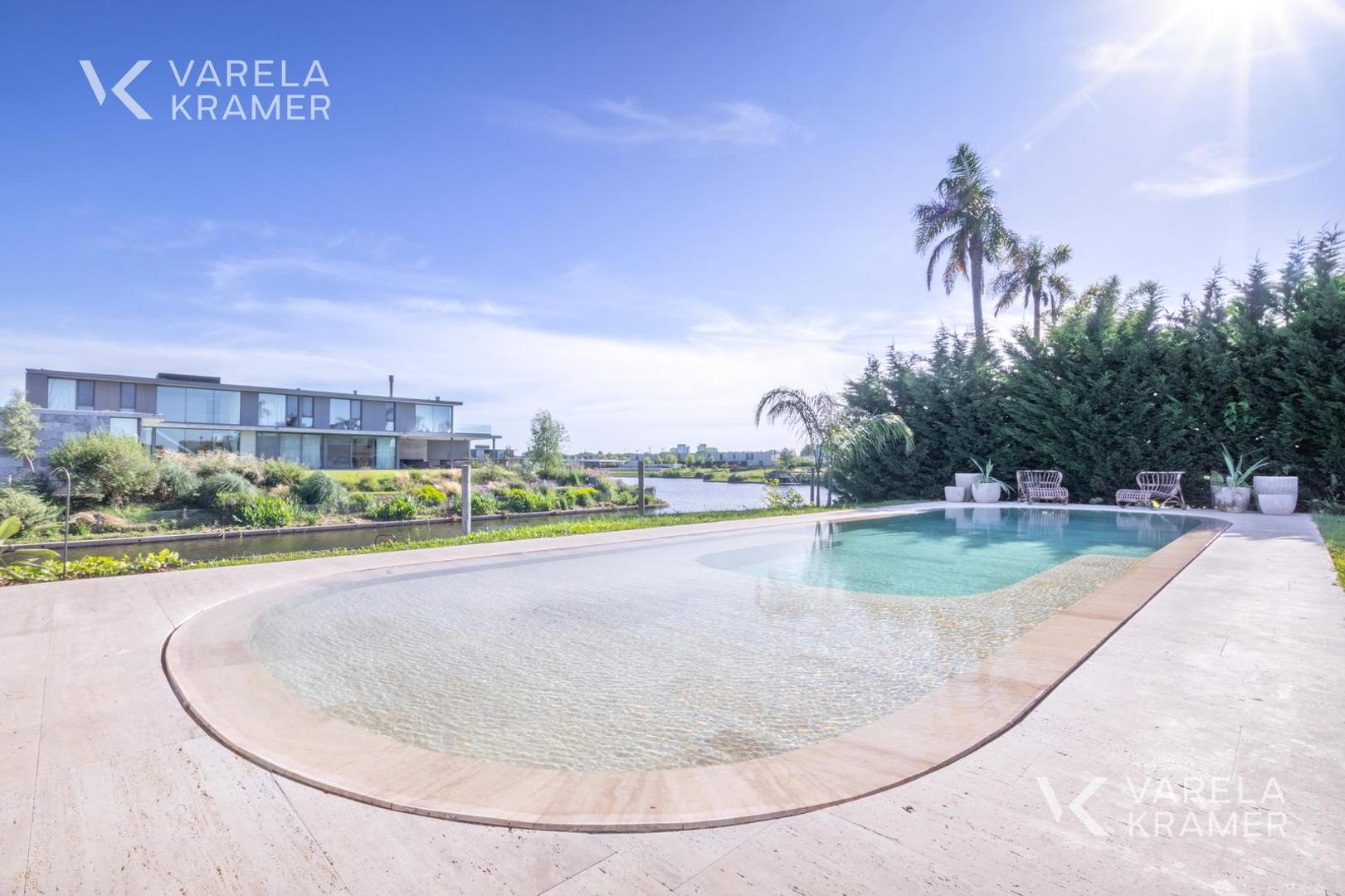 Casa 8 ambientes con 5 baños