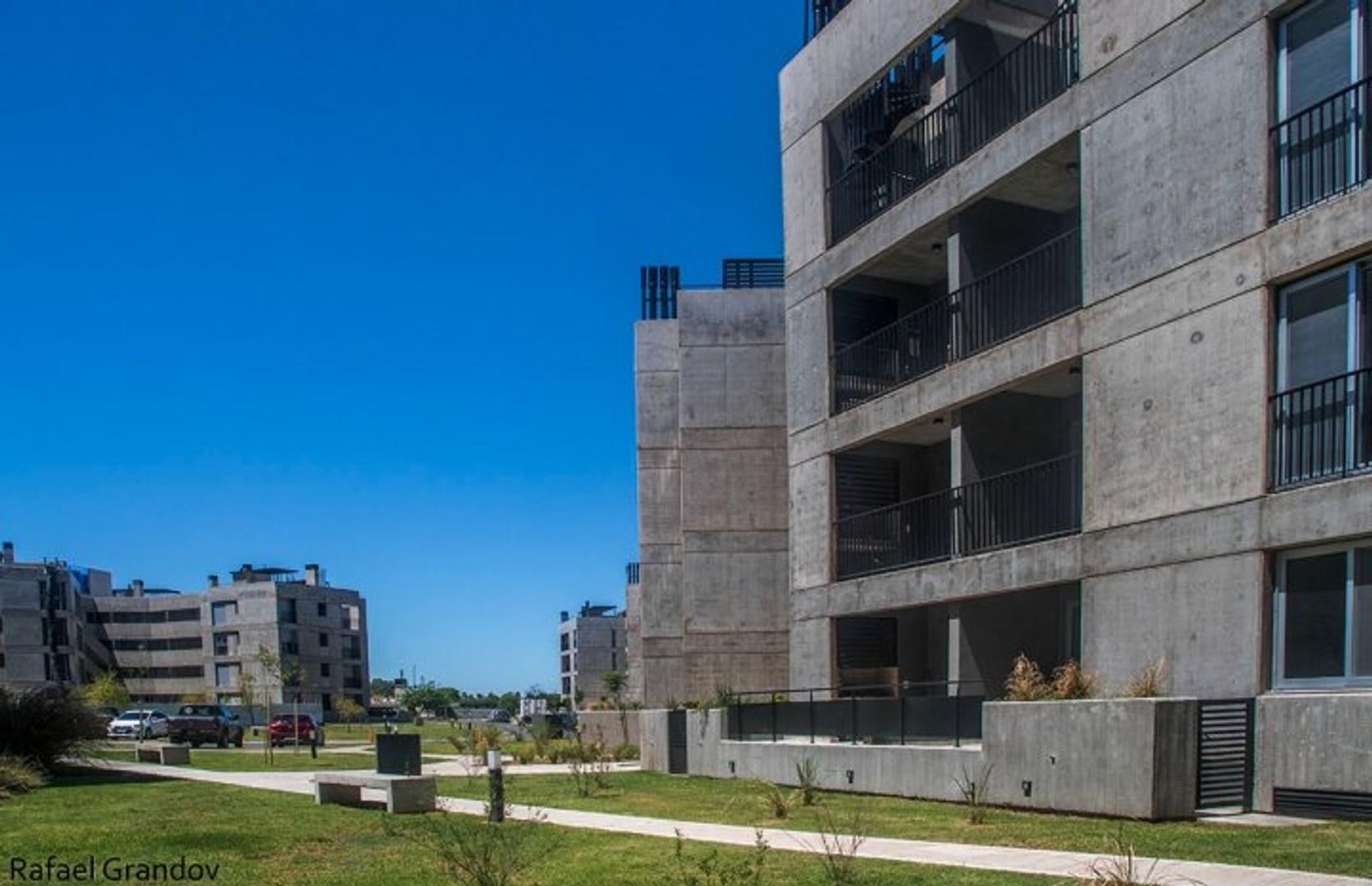 Almafuerte y Av. Bernardo Houssay , Piso 0