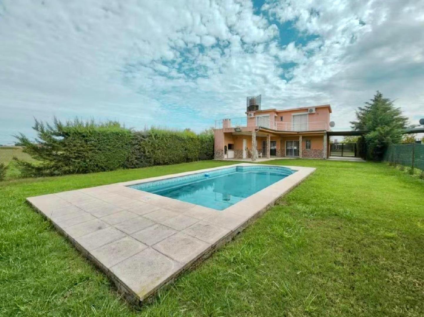 CASA CON PILETA EN ROLDAN
