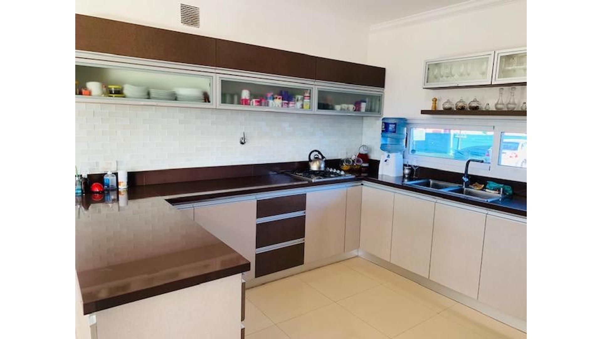 Casa en Venta con 3 cocheras