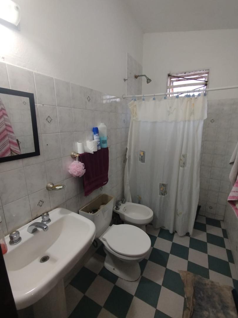 OPORTUNIDAD! CASA MAS DEPTO UN DORM A TERMINAR