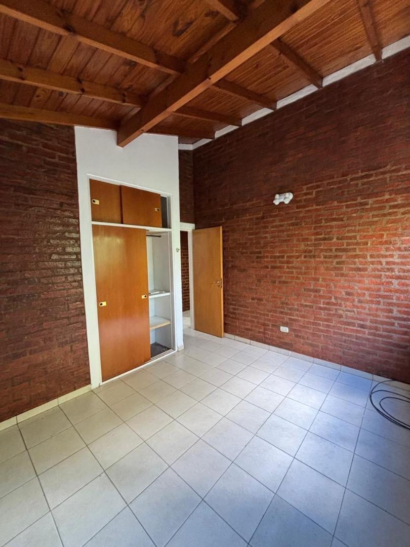 Duplex en complejo de tres unidades en Luis Guillon