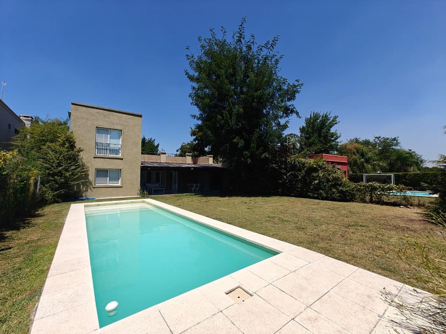 Casa con pileta en santa Guadalupe Pilar del Este