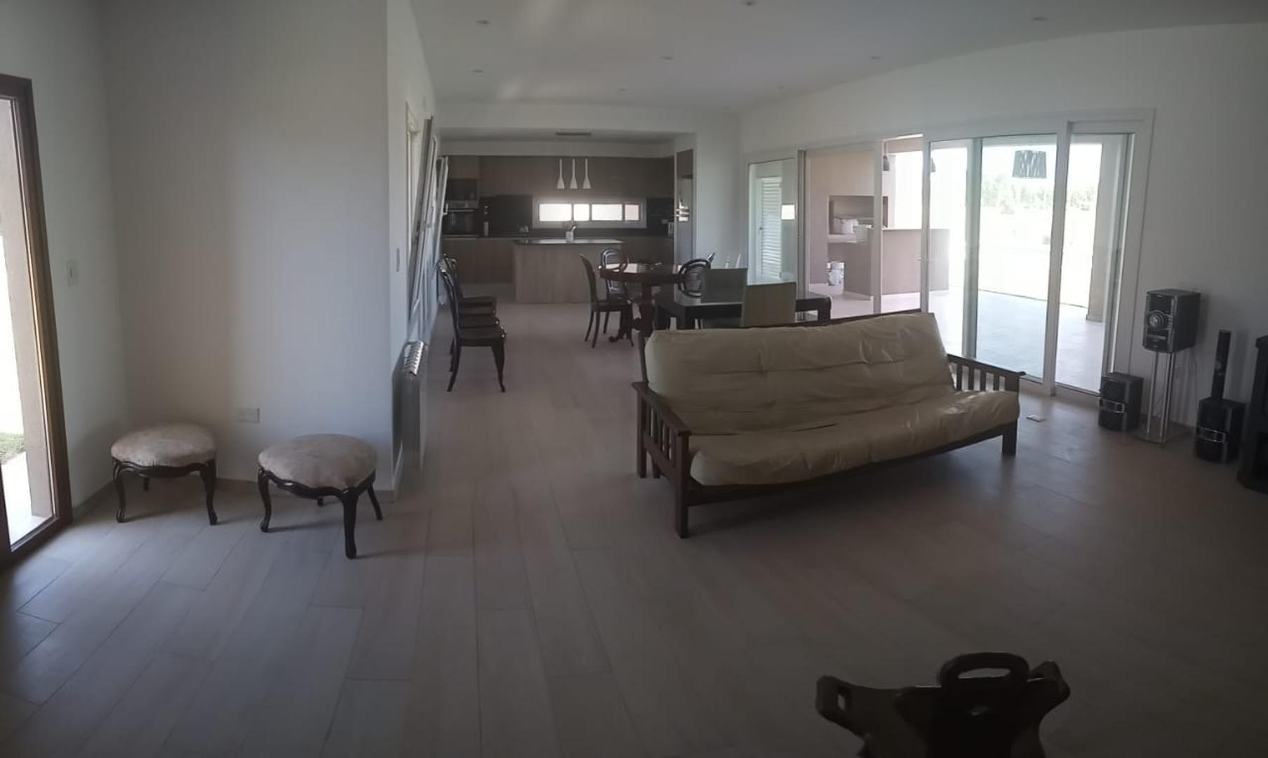 Casa 4 ambientes en F