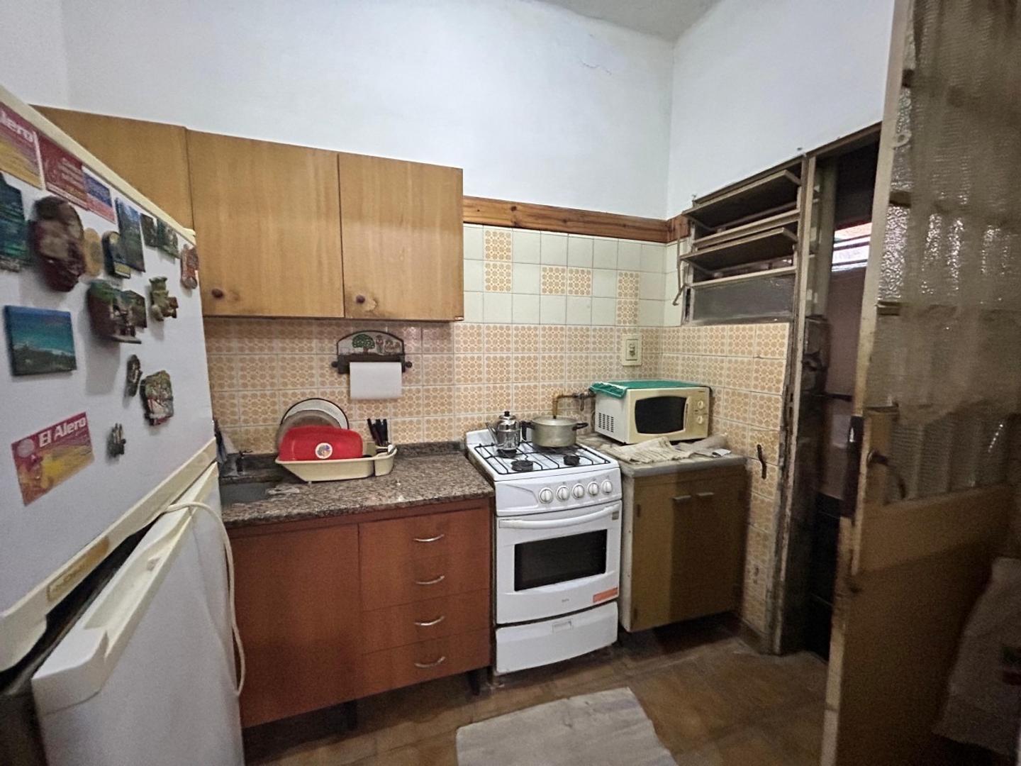 Navarro 6200, casa de dos dormitorios, pequeño patio.