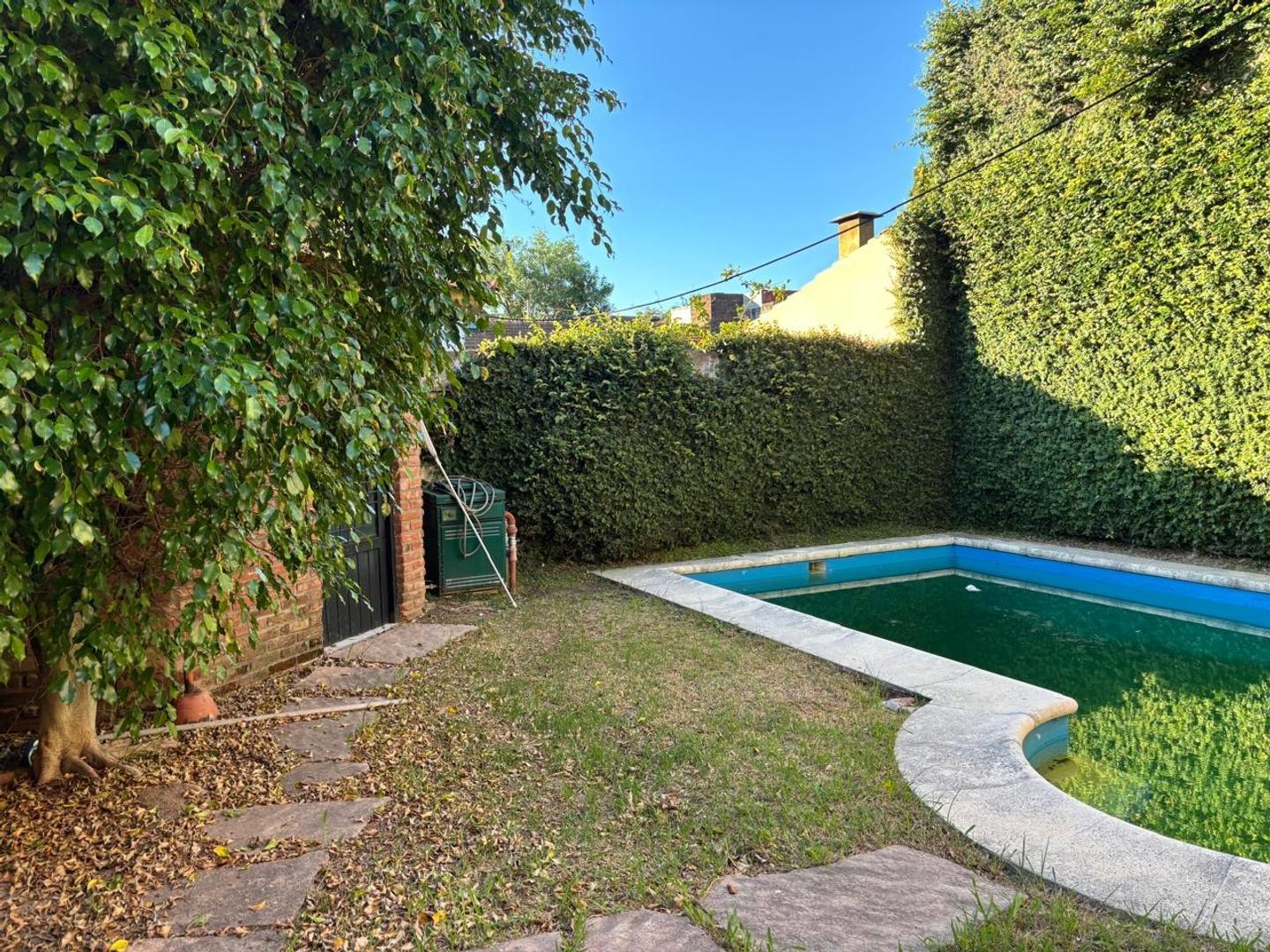 CHALET EN 2 PLANTAS CON FONDO Y PILETA - PARA MEJORAR