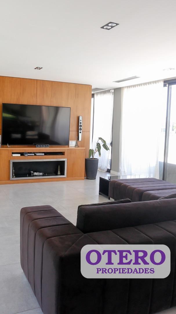 Casa en Alquiler con 3 cocheras