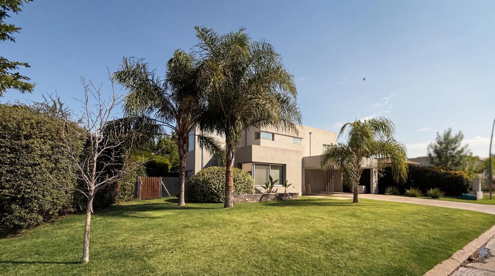 Casa de 4 dormitorios con pileta en venta en Barrio privado San Sebastián