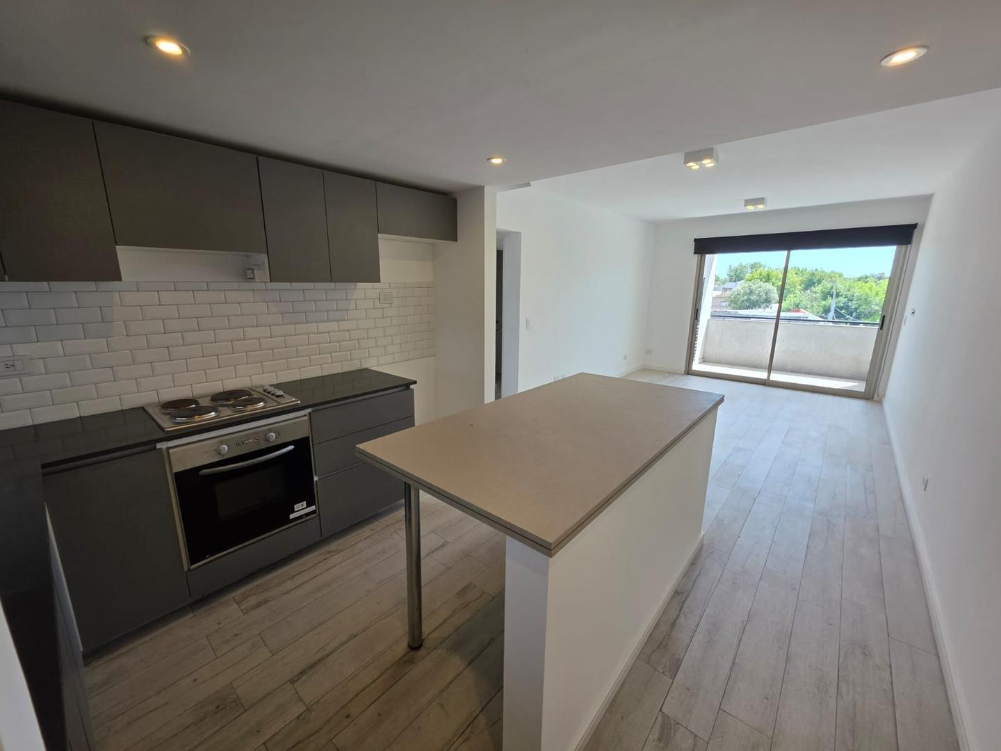 Alquiler Departamento de Tres Ambientes con Cochera. Tigre