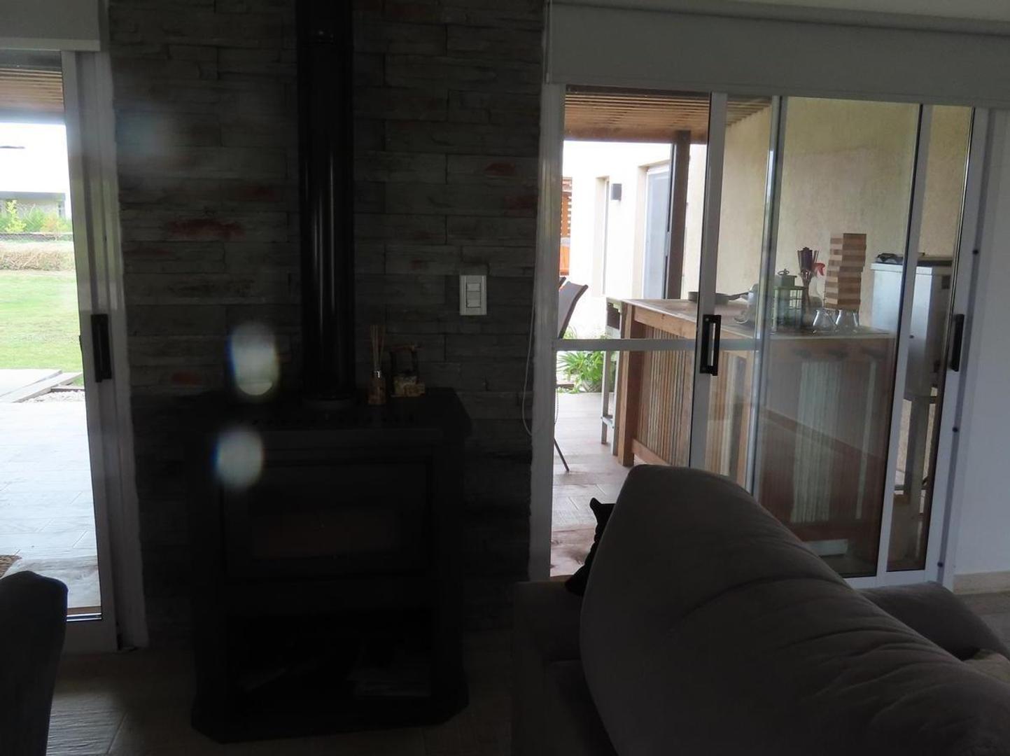 Casa 3 ambientes con 2 baños