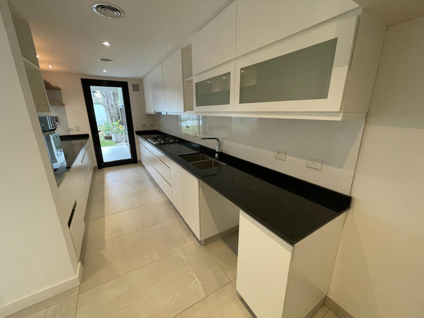 Casa en Alquiler con 2 cocheras