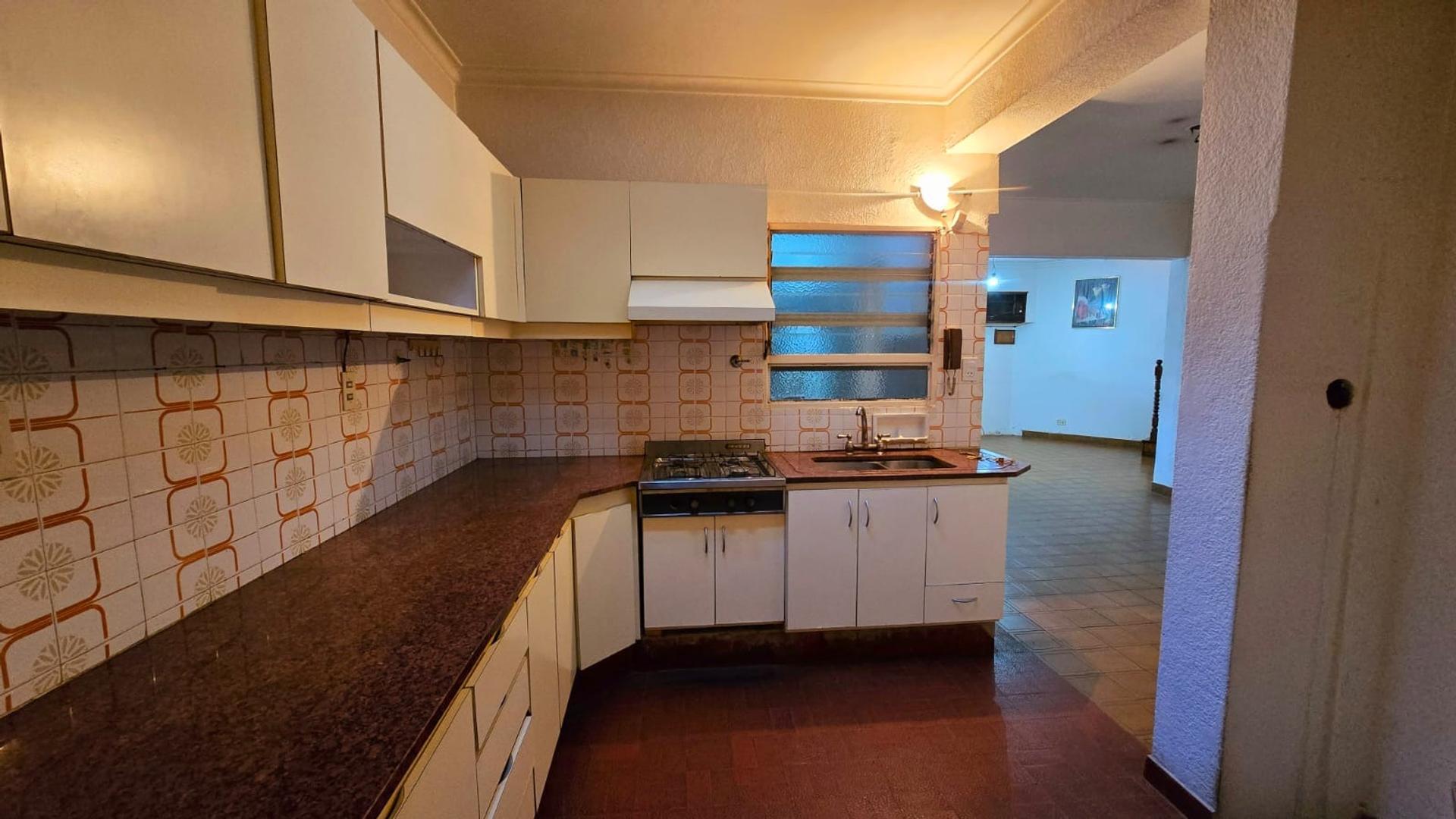 casa a la venta en dos plantas con cochera, Ramos Mejia.-