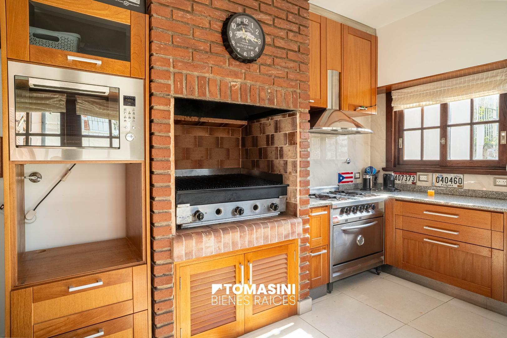 Av. Juan José Paso 900