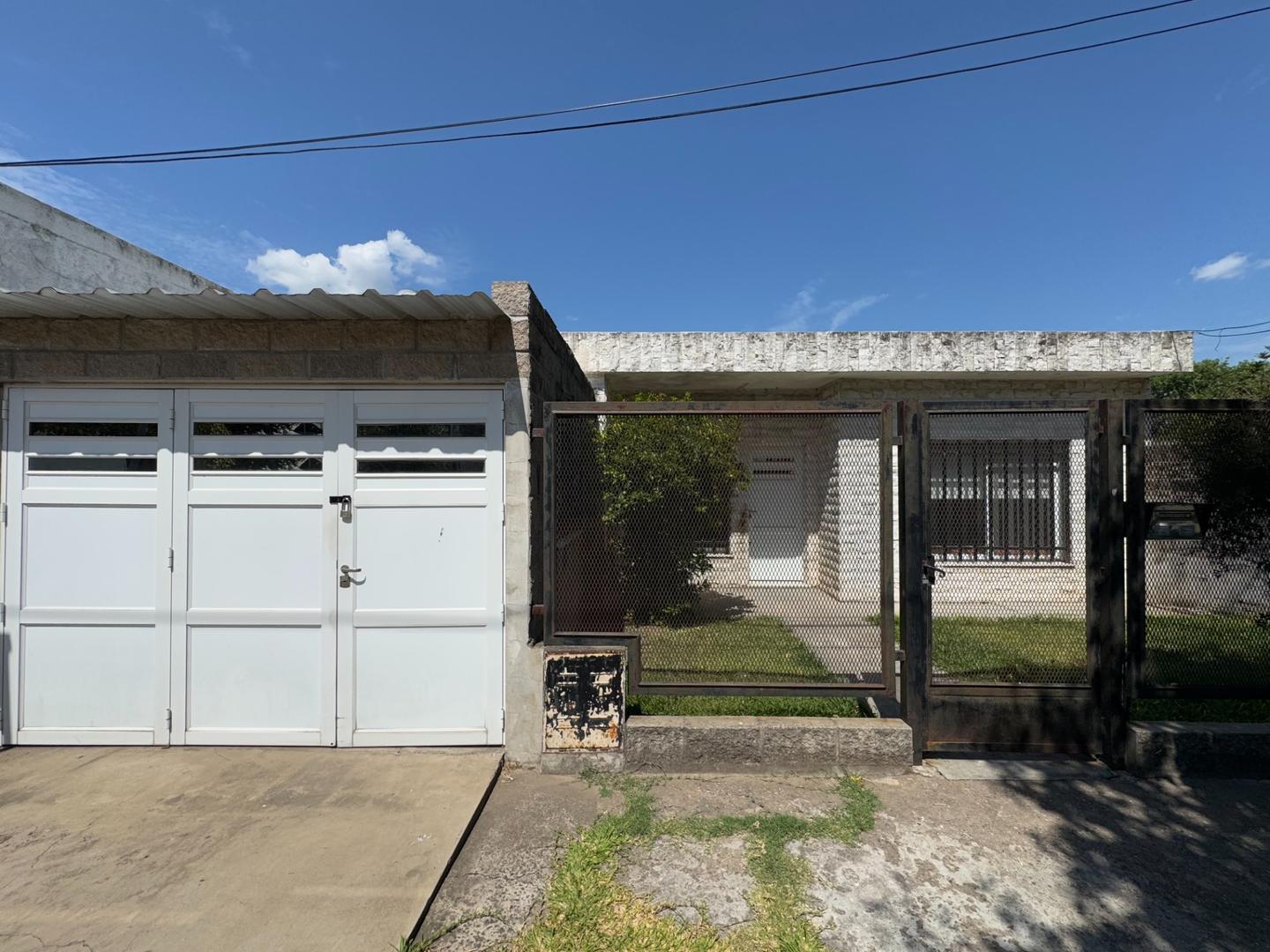 CASA DOS DORMITORIOS CON COCHERA EN BAIGORRIA LADO RIO
