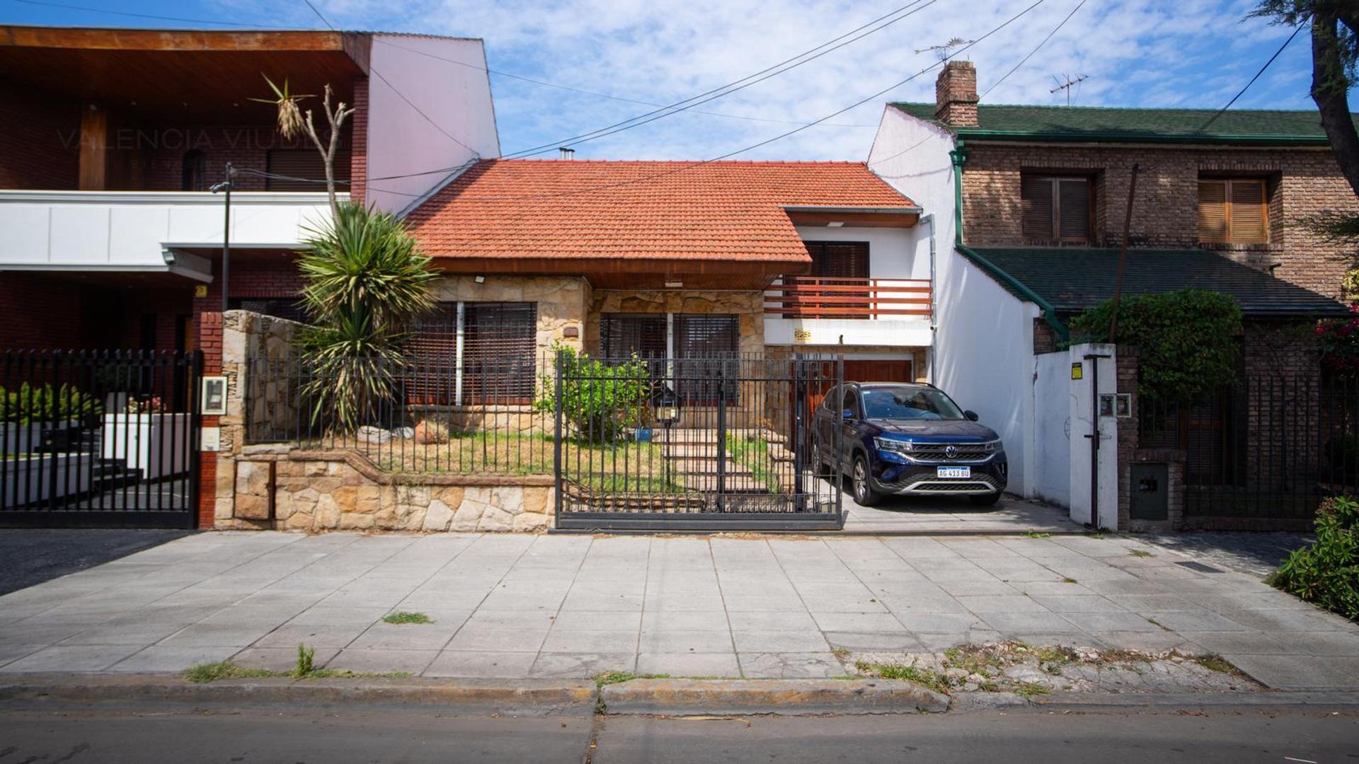 Casa en Venta con 2 cocheras