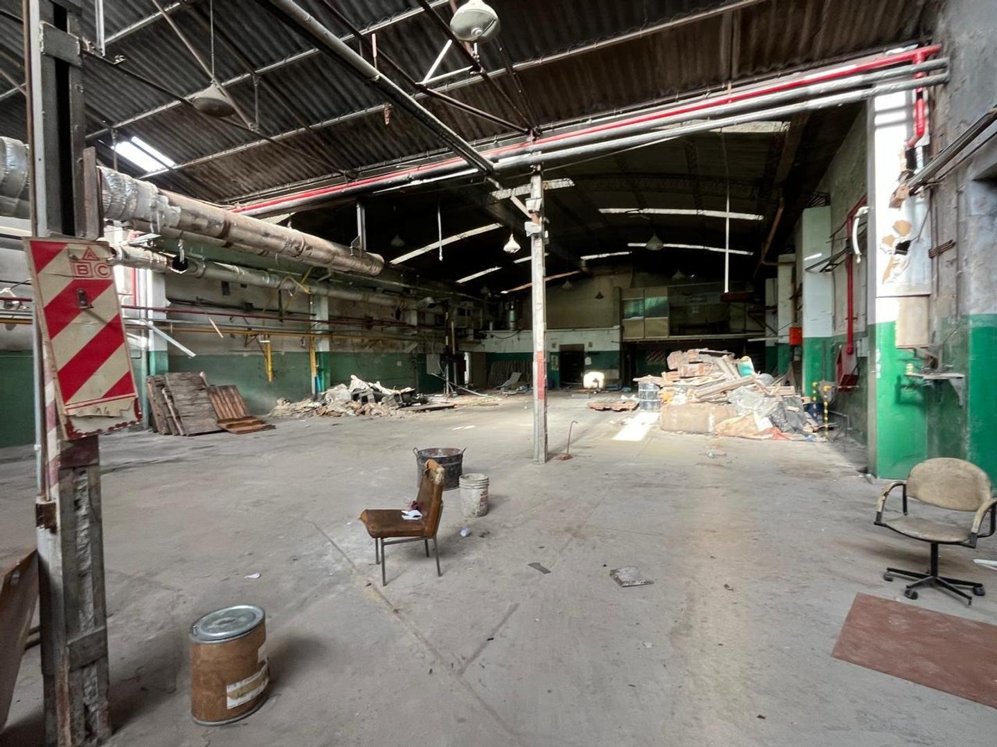 Importante galpon + oficinas