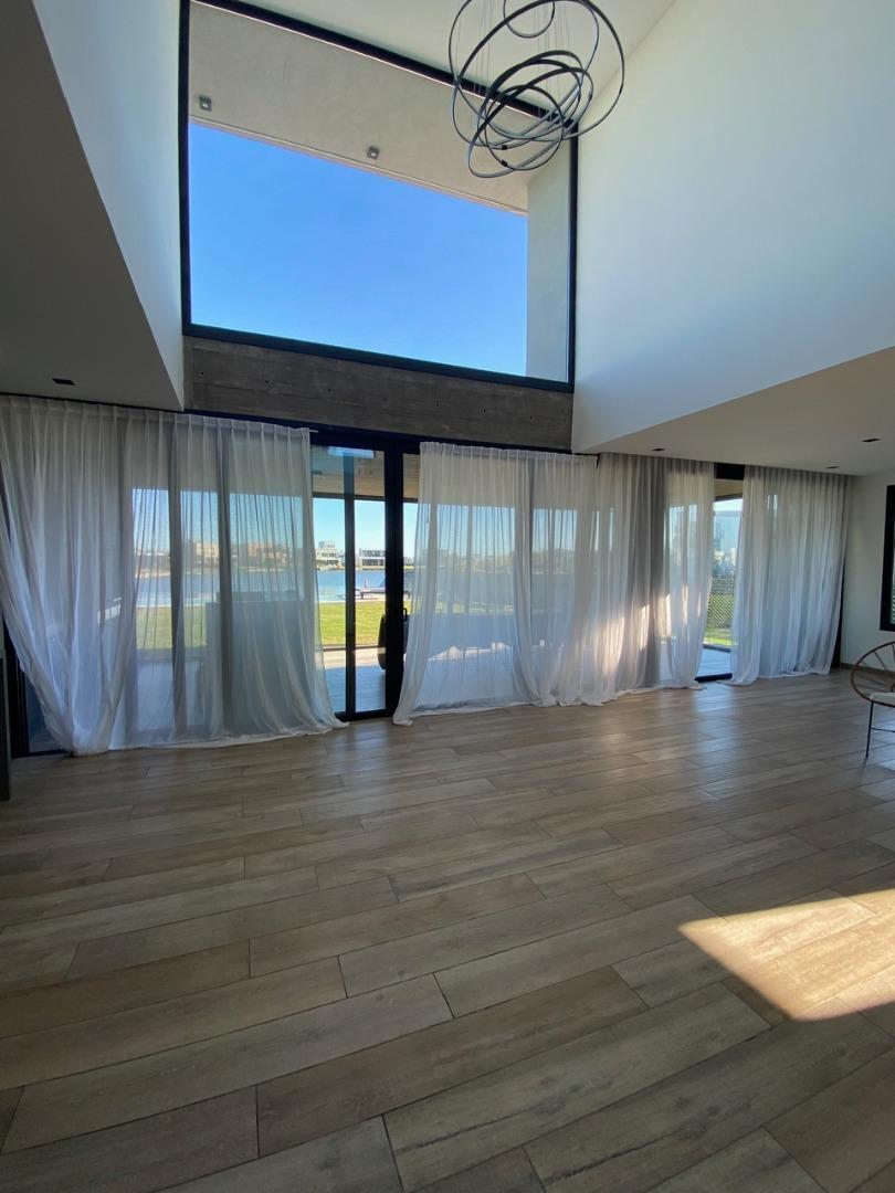 Casa en Venta con 4 cocheras