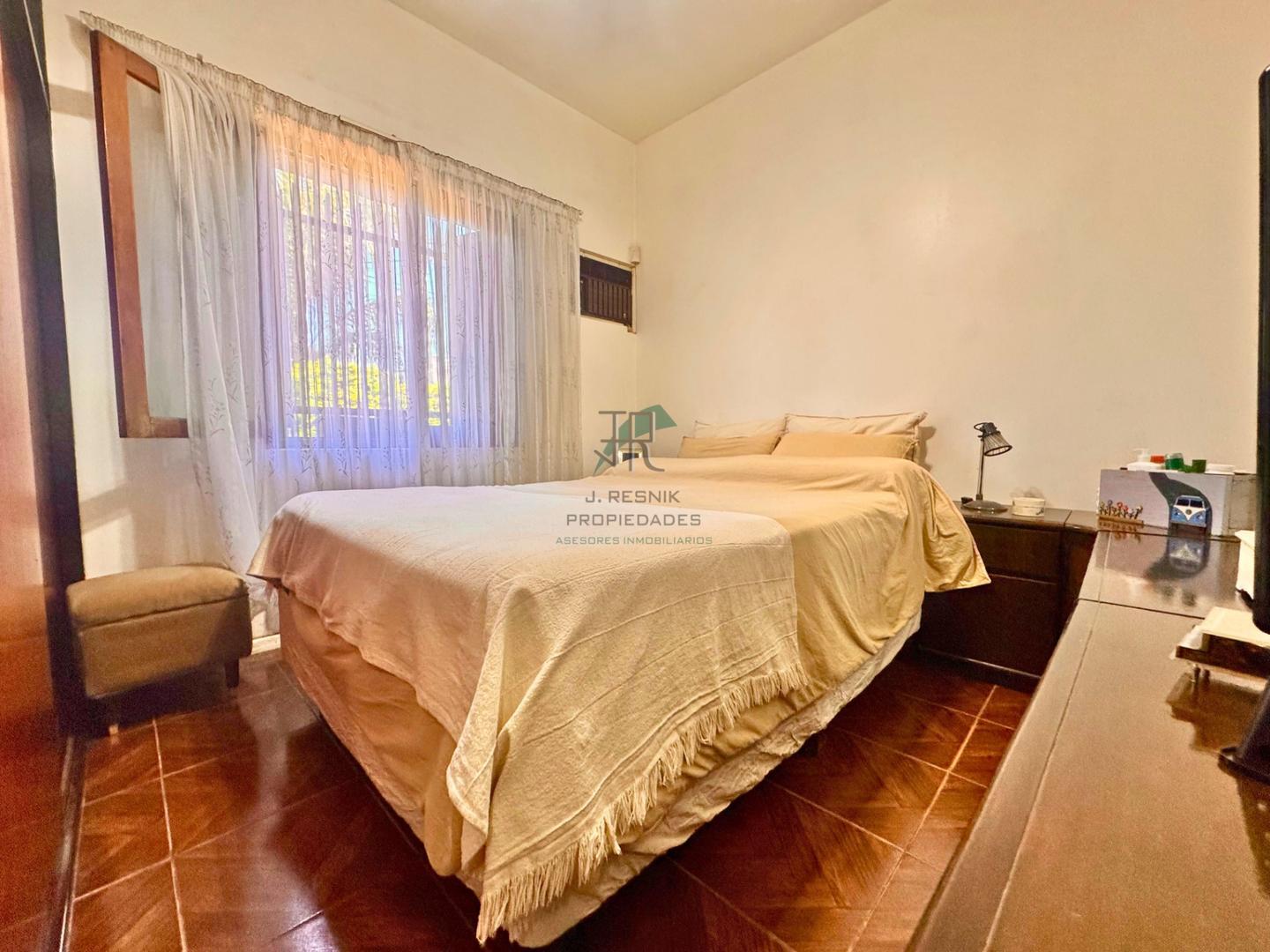 CASA 3 DORMITORIOS 2 COCHERAS 2 BAÑOS PARQUE