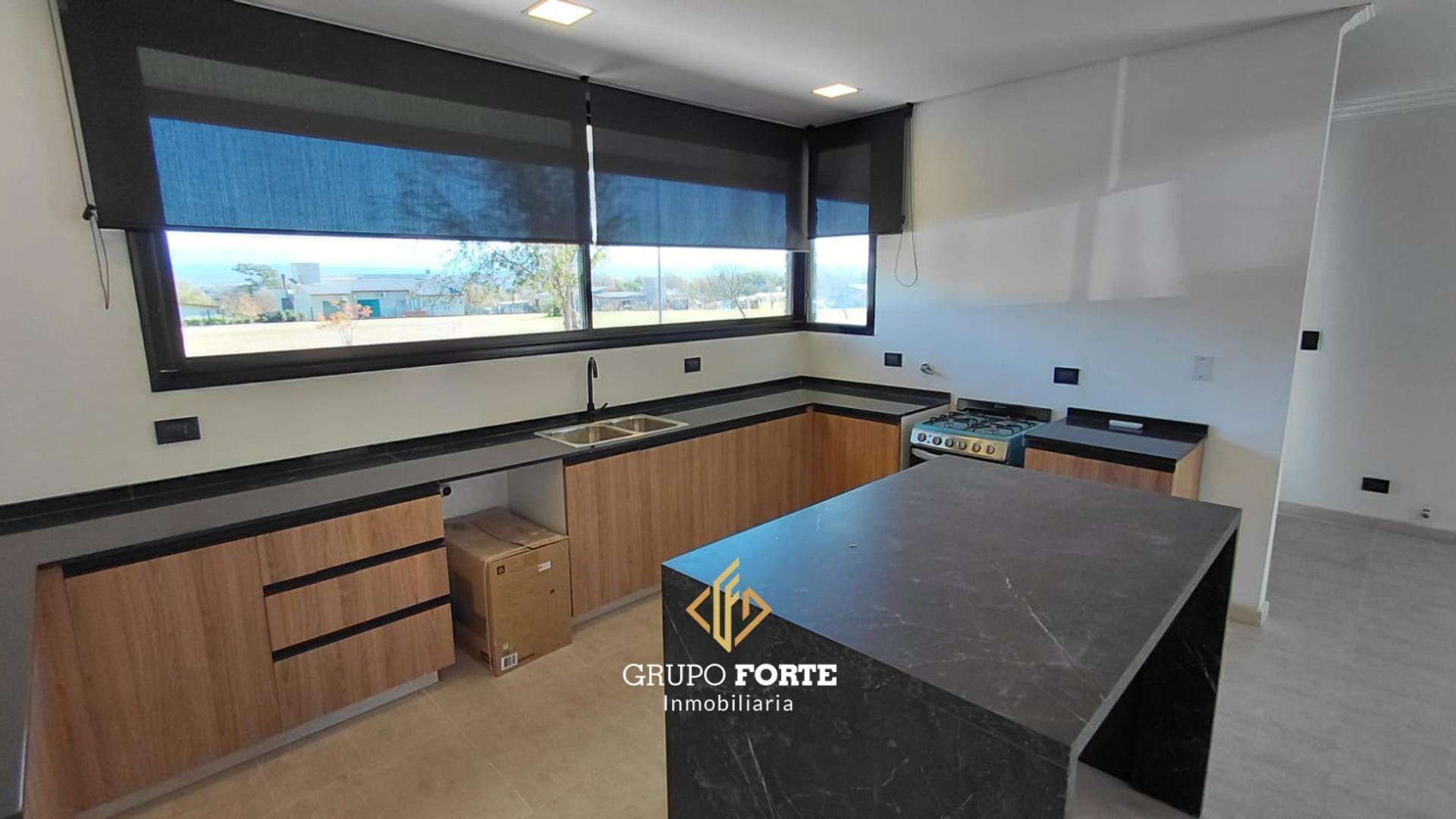 Casa 4 ambientes con 4 baños