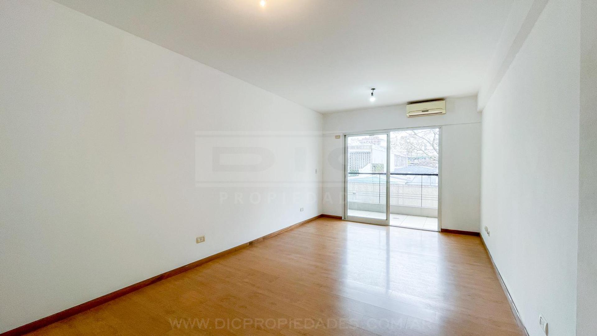 Juan de Garay al 2500 entre Ricardo Gutierrez y Ugarte