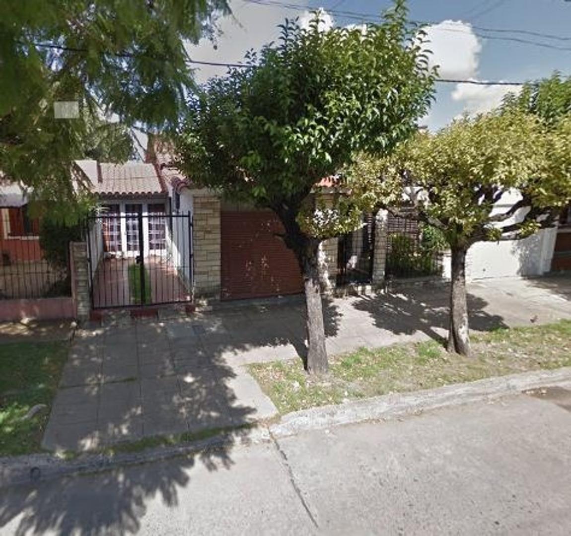 Casa tres dormitorios venta Castelar