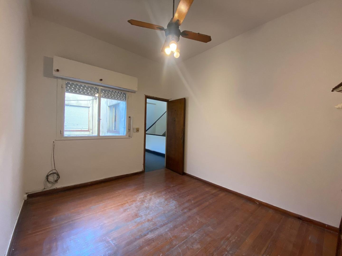 amplio y luminoso 2 amb y medio, cerca facultades y de subte