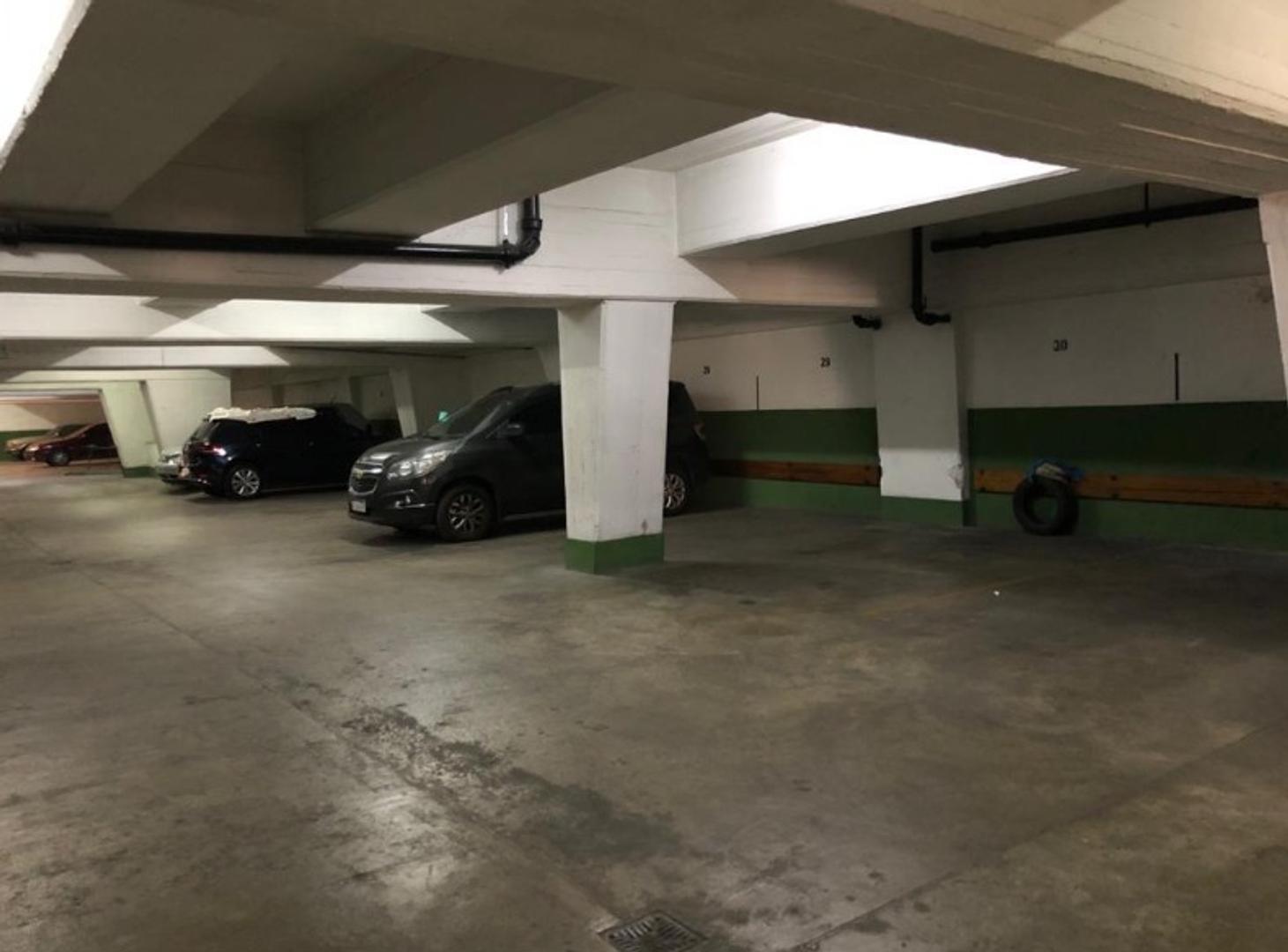 Excepcional cochera cubierta, en el segundo piso