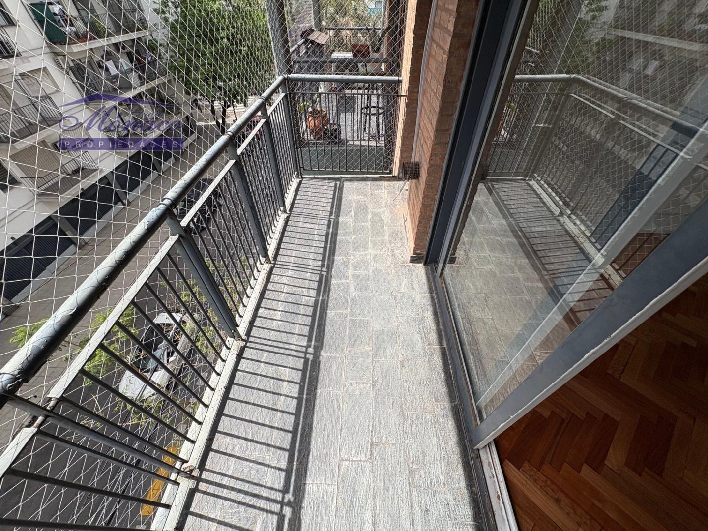 1 amb fte con balcon y cocina separada.