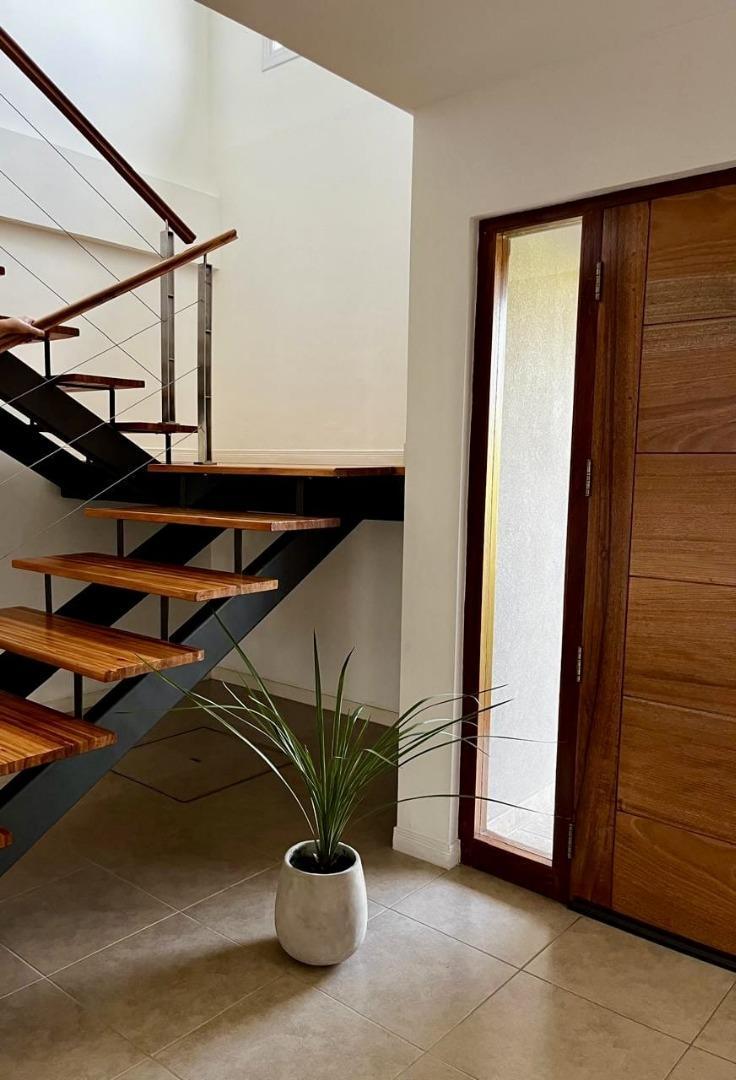 Casa 7 ambientes con 5 baños