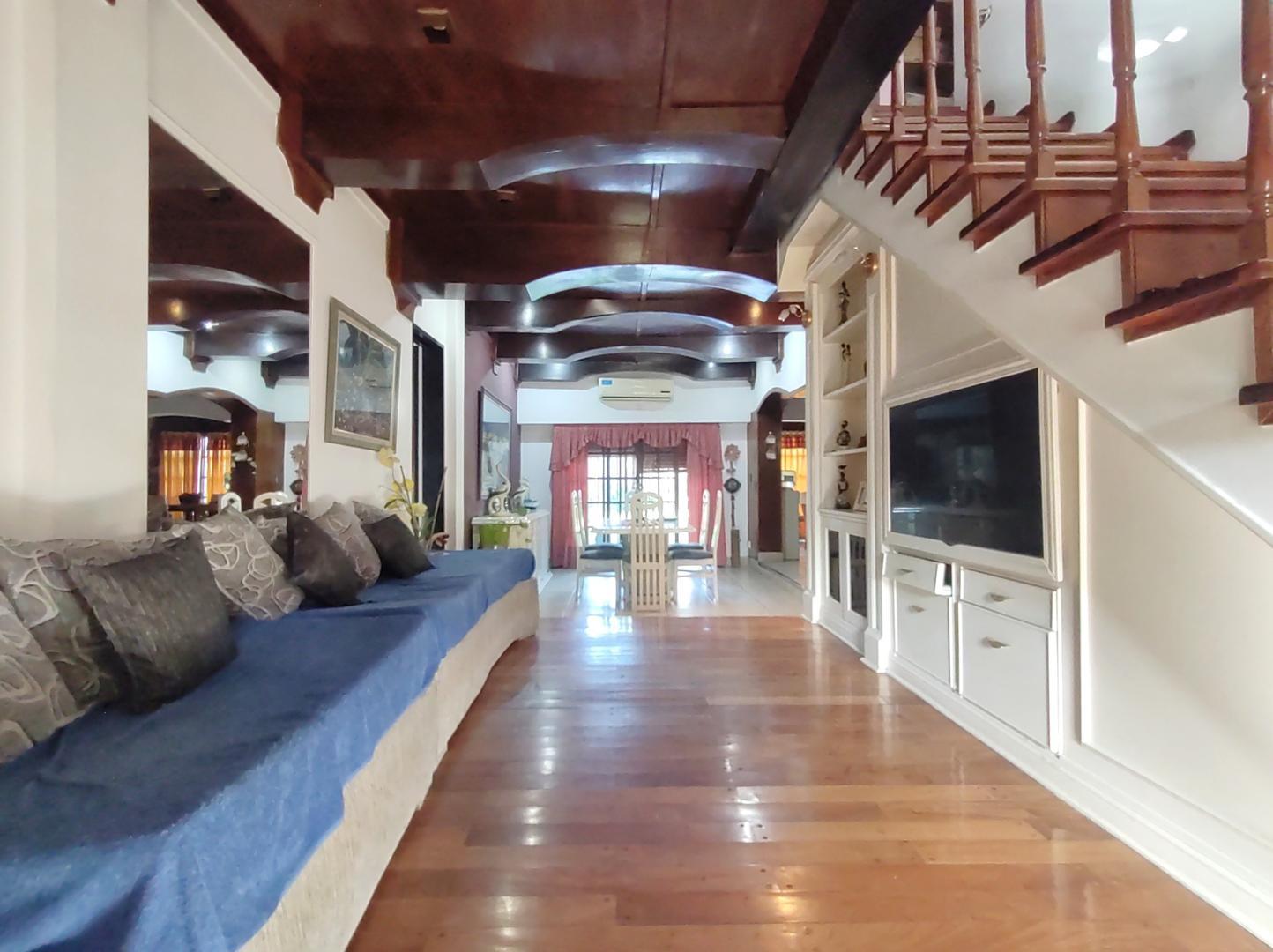 Casa en Venta con 3 cocheras