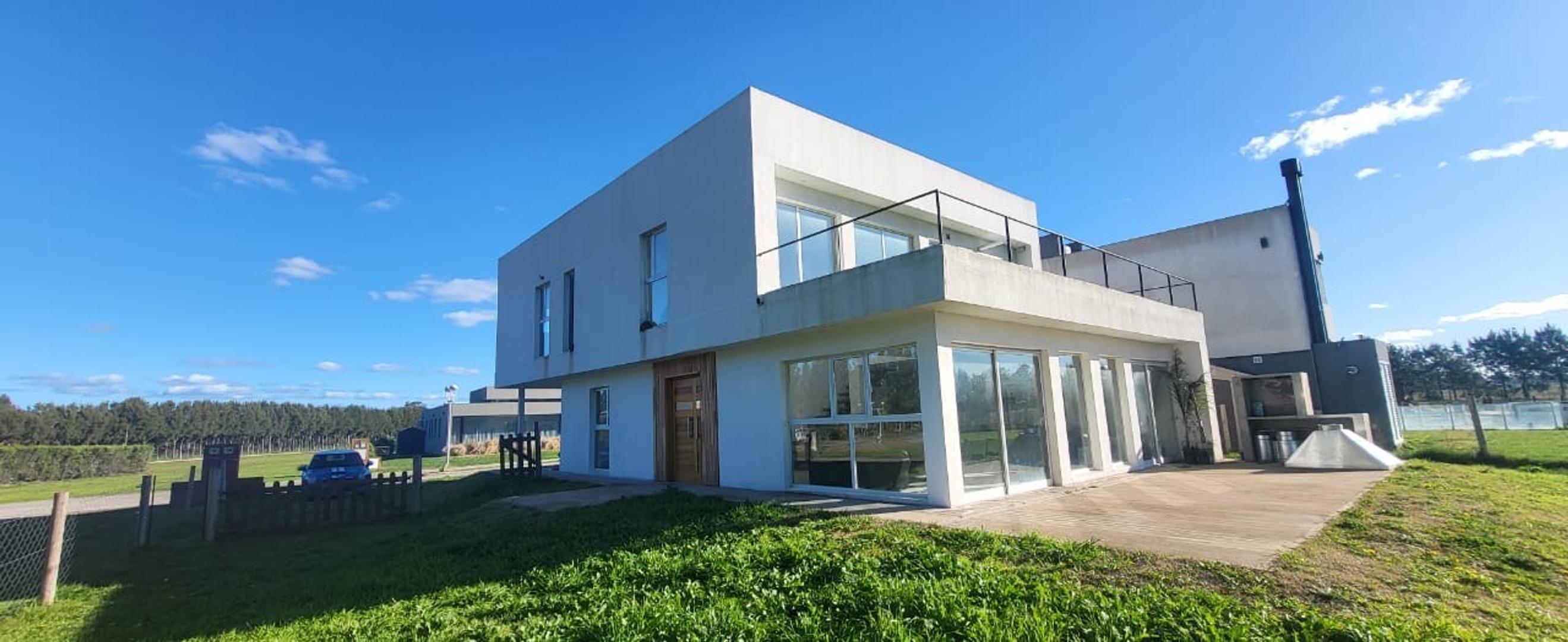 Moderna casa a estrenar en Tierras del Mar.