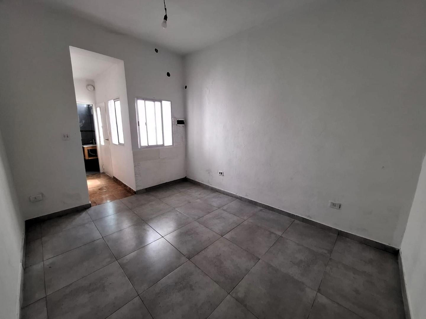 DPTO. 2 AMB., POR PASILLO, CON PEQUEÑO PATIO/LAVADERO