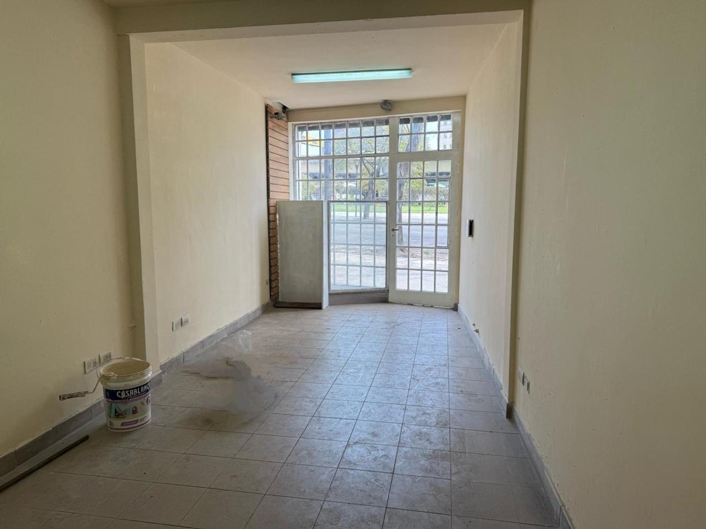 Alquiler de Local en dos Plantas con Sótano.