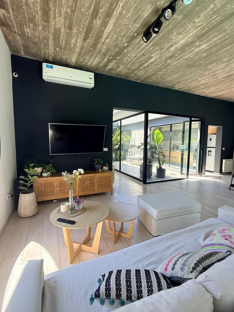 Casa en Venta con 4 cocheras