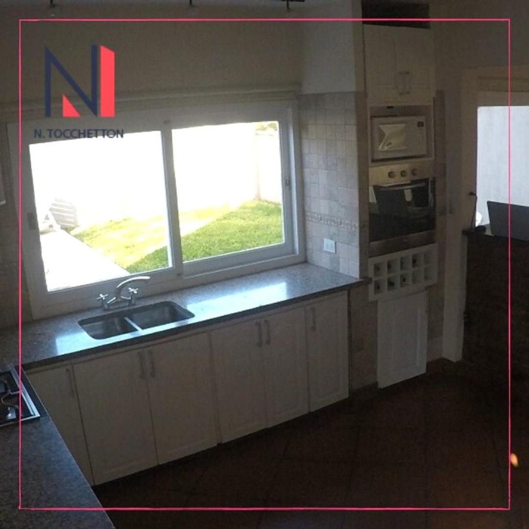 Casa en Alquiler con 3 cocheras