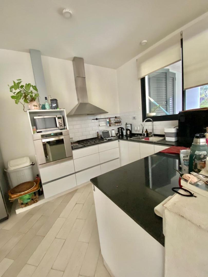 Casa en amplio terreno con pileta y potencial ampliación