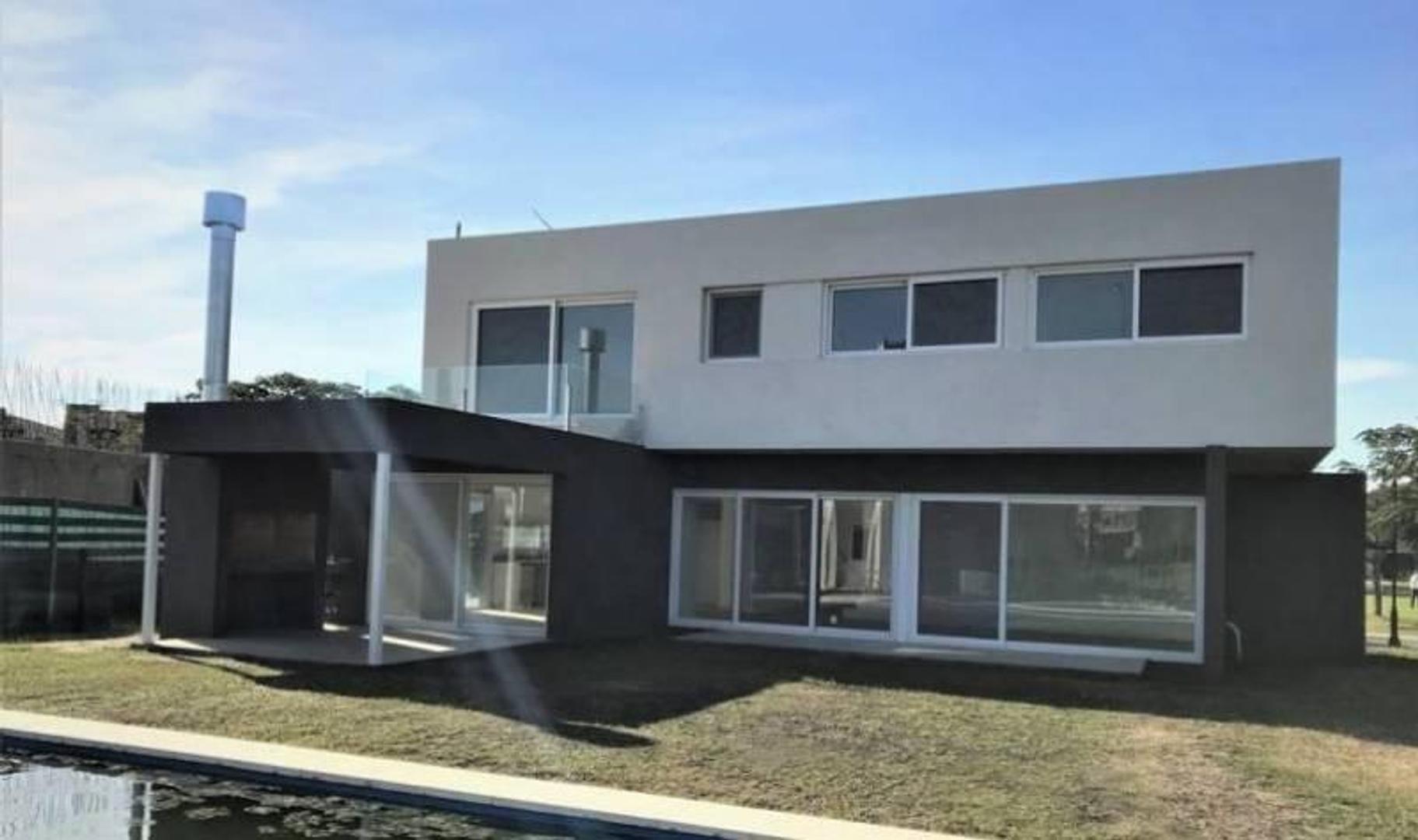 Casa 5 ambientes con 4 baños